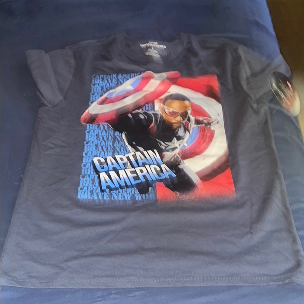 #55. Men captain America Tshirt large has tag xl do not have tag